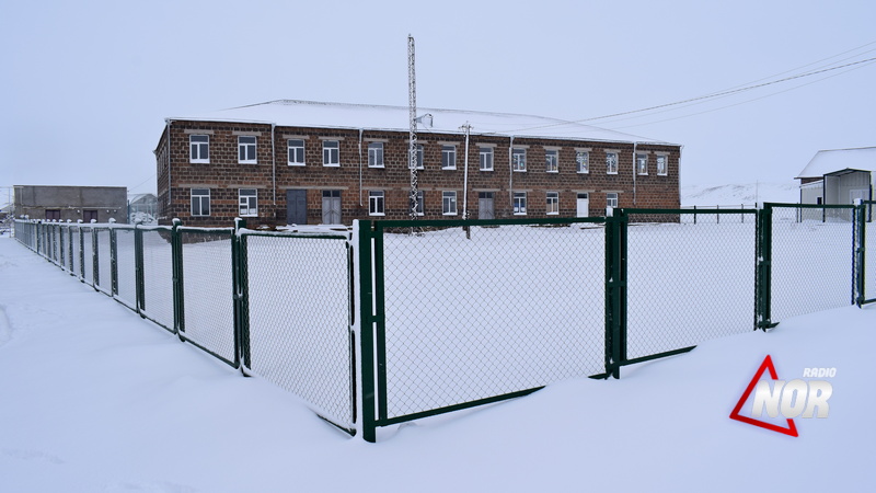 Территория детского сада села Б. Арагял огорожена забором