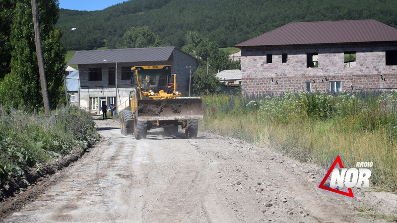В селе Эштия начались ремонтные работы межсельской дороги