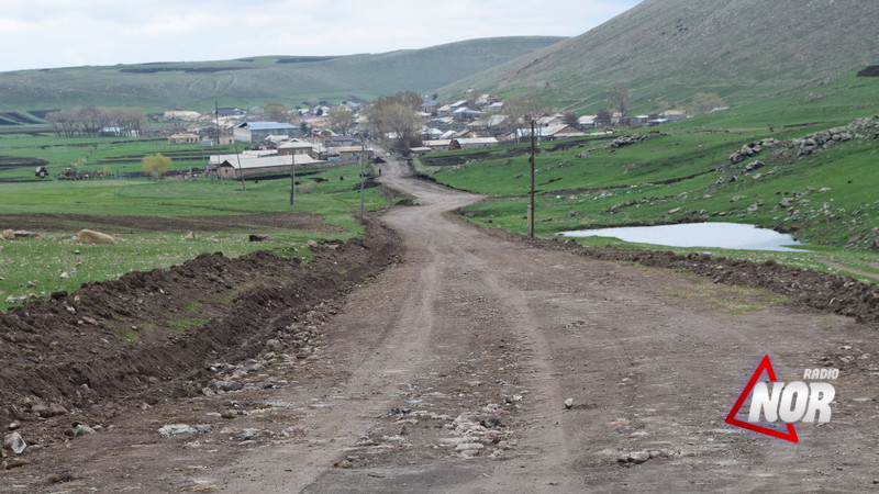 Продолжается выравнивание дороги, ведущей в село Тория