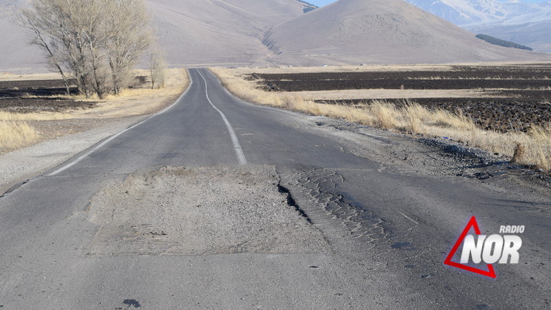 Дорога, ведущая из Ниноцминды в село Эштия находится в плохом состоянии.
