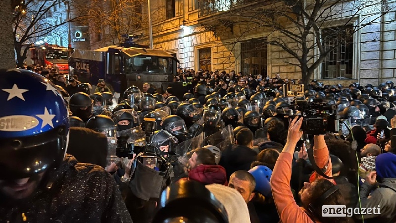 Участники акции окружили парламент Грузии – Митингующие стучат руками по установленным железным заграждениям