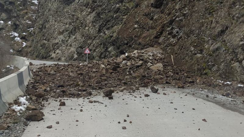В Тбилиси обрушился скальный массив – пострадали 2 автомобиля