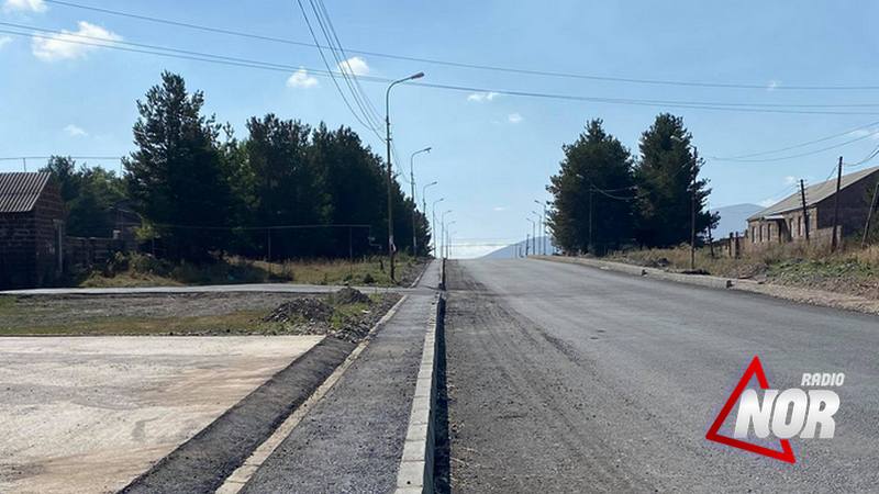 Асфальтируются тротуары на дороге Ниноцминда-Орловка
