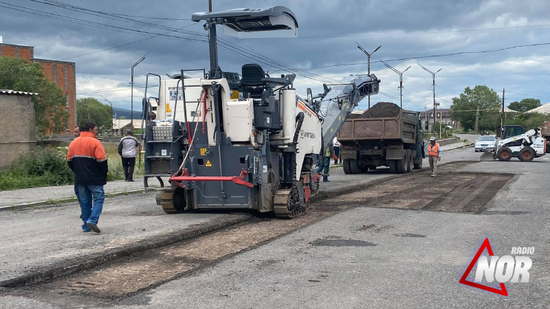 В городе Ниноцминда продолжается ремонт дорог