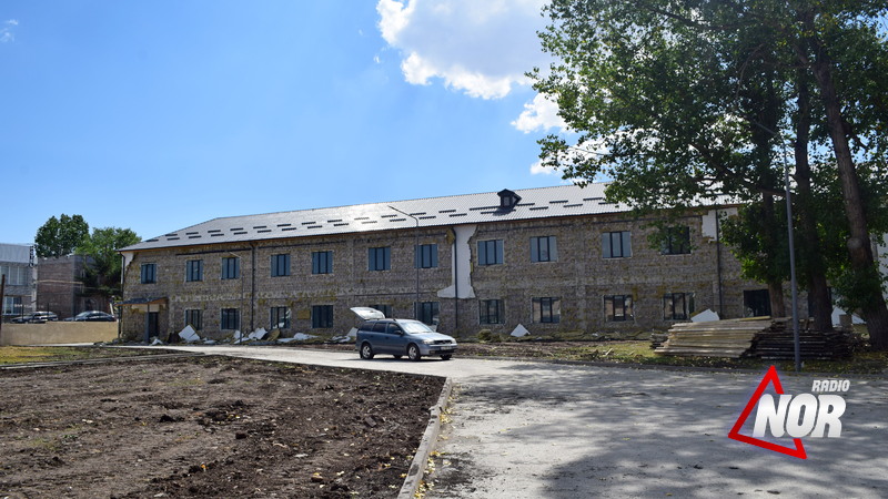 В недавно построенной Ниноцминдской школе №1 снова идет ремонт