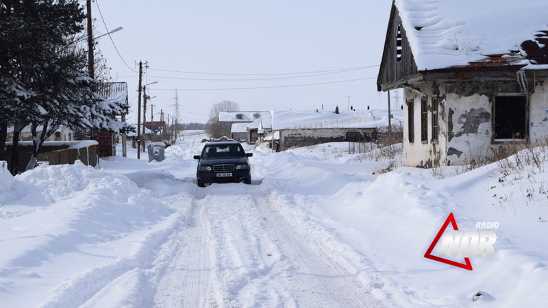 Труднопроходимая дорога и убраный вместе с снегом барьер ограничения скорости