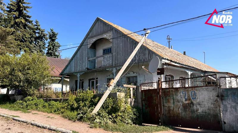 Погнутый электрический столб в селе Гореловка будет восстановлен