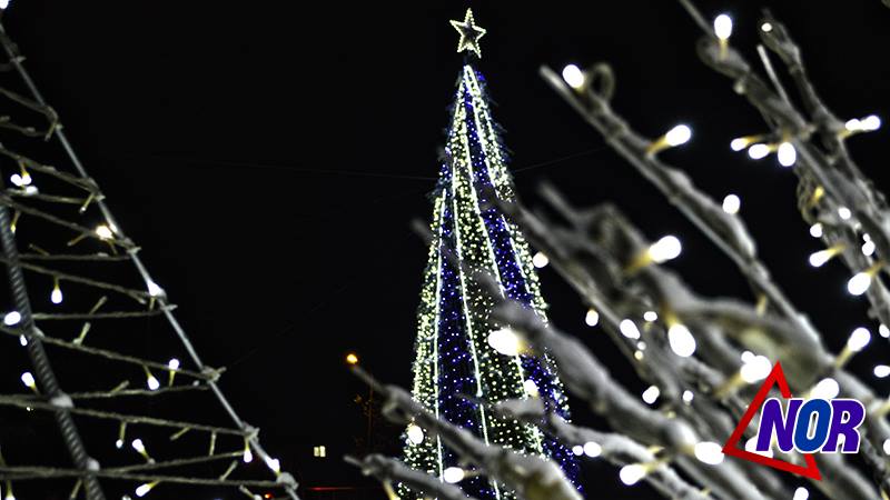 Зажглись огни новогодней елки Ниноцминды