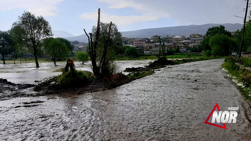 В селе Эштия град и дождевые потоки образовали наводнение