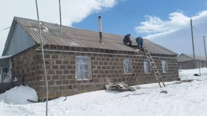В селе Эштия сильный ветер сорвал крыши с домов
