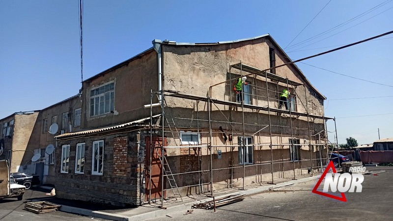 Начаты работы по ремонту фасадов зданий в Ниноцминде: победитель тендера и план работы