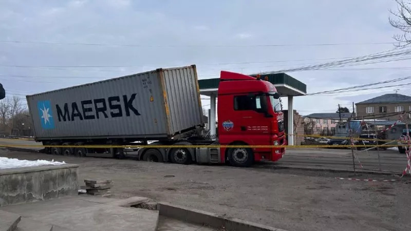 Грузовик съехал с дороги и упал в яму