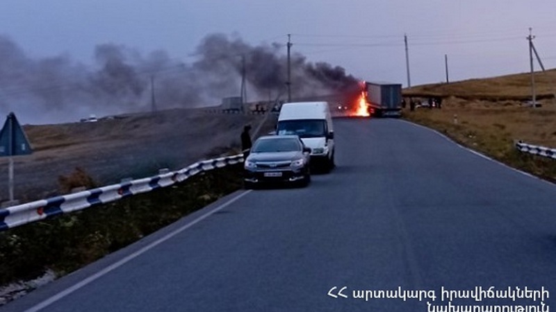 Фура с грузинскими номерами сгорела на трассе недалеко от Еревана