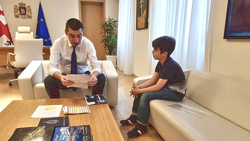 Глава МВД Грузии выслушал предложение 9-летнего мальчика