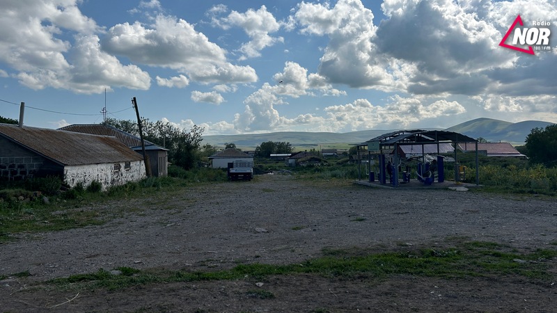 В селе Гореловке  благоустраивается детская площадка по стандартам