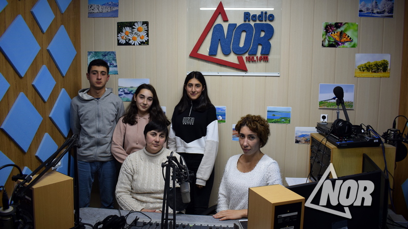 В студии радио NOR ученицы Ахалкалакской русской школы