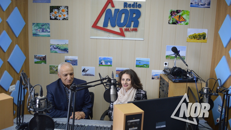 Гость в студии радио NOR Лалазар Ароян и ученики 9 класса