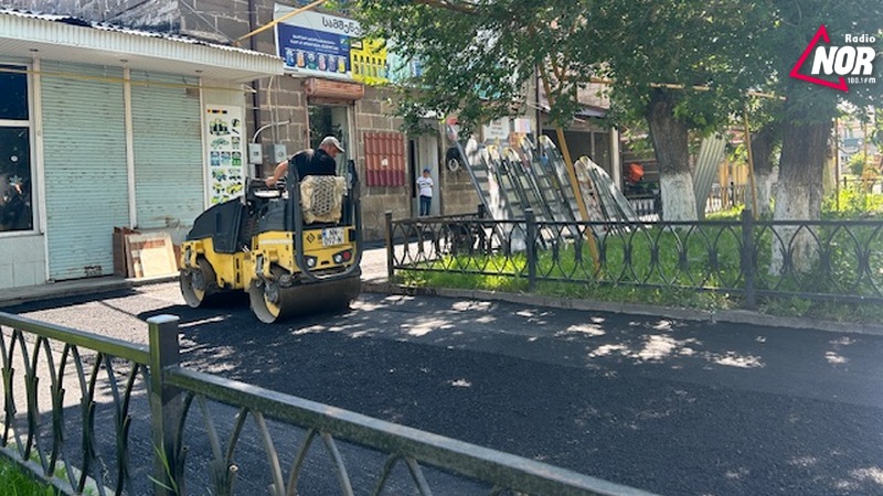 В городе Ниноцминда идут работы по асфальтированию тротуаров