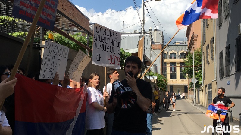 Акция перед посольством Армении в Грузии в поддержку Карабаха