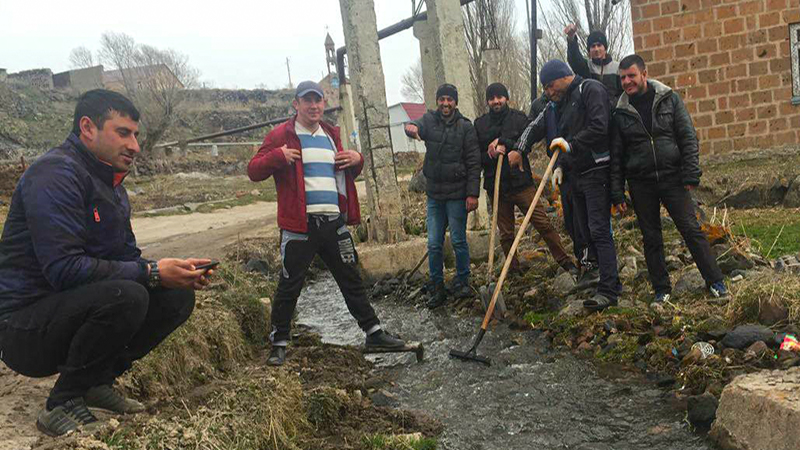 В селе Эштия молодёжь очистила ручейки от мусора