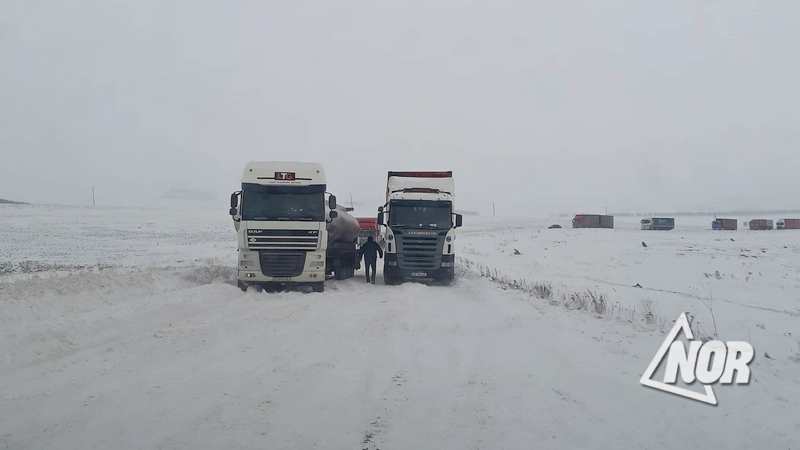 Из-за скопившегося снега и гололеда дорога села Орловка труднопроходимая