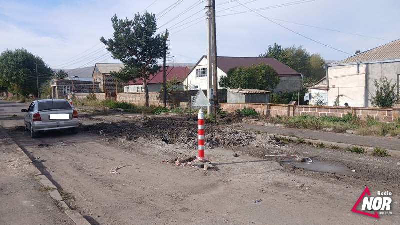 Работы по прокладке водопровода на улице Спандаряна остались незавершенными, что затрудняет  движение транспорта