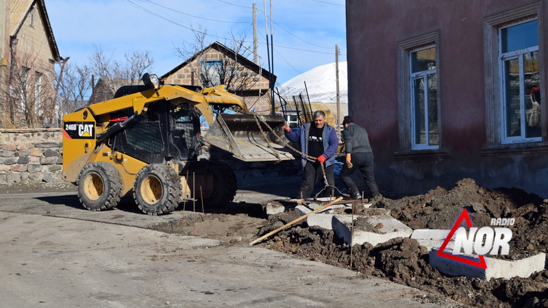 Работы по строительству дренажной системы на сельской дороге Эштия