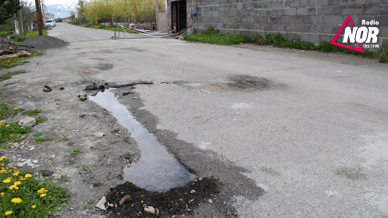 Житель улицы Чапаева жалуется:протекающая вода достигла гаража
