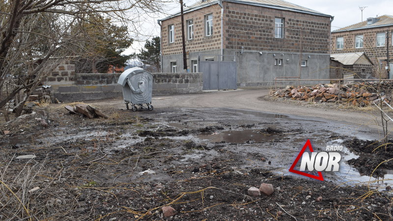 На улицах Чаренца и Пушкина повреждены водопроводные трубы