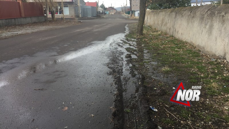 На улице Абовяна прорвало трубу питьевой воды