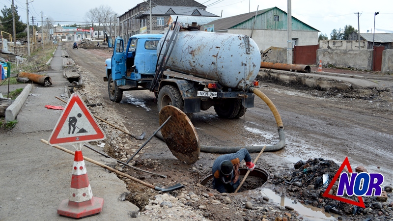 Дорожно-строительные работы привели к засорению канализационной системы