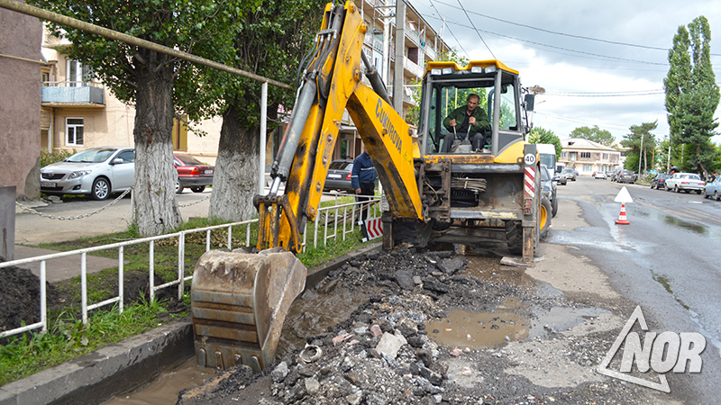 В центре города Ниноцминда прорвало канализацию