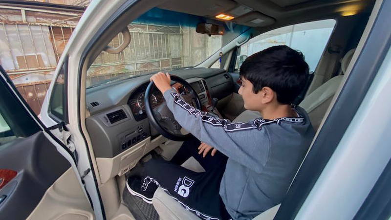 «Легендарный парень» за рулём минивэна — 13-летний Гор Хачатрян эвакуировал семью из Карабаха