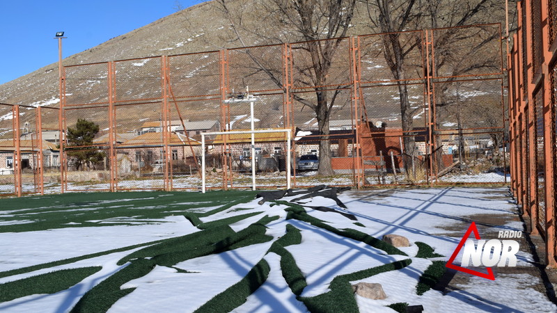 Ветер сорвал искусственное покрытие мини-стадиона села Тория