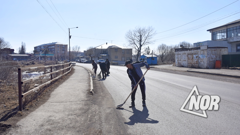 Коммунальная служба начала проводить весенние работы по уборке улиц