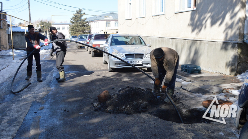 Ведутся работы по очистке канализации на улице Пушкина
