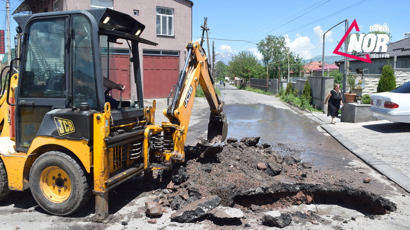 На улице Эрзрумян в Ниноцминде засорилась  канализационная линия