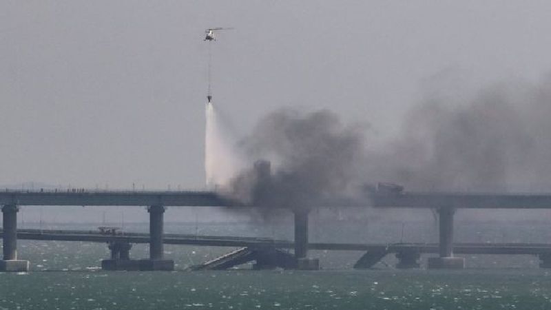 СМИ: Крымский мост поврежден в результате атаки беспилотников