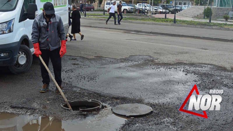 Очищена забитая канализация на улице Пушкина