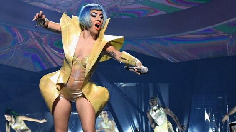 Леди Гага упала со сцены  вместе с фанатом/видео