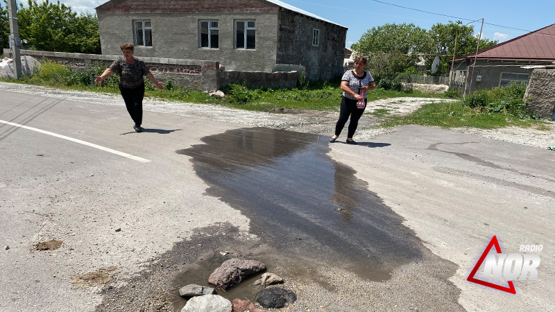 Канализационные воды снова затопили улицу Лермонтова