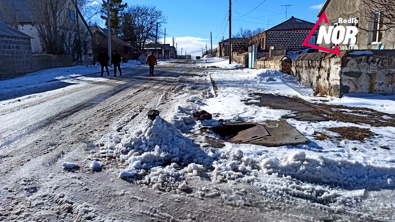 Опасность для пешеходов: разрушенный люк на улице Пушкина Ниноцминда