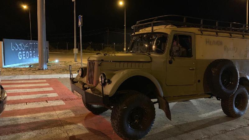 Автомобиль съёмочной группы из РФ не пропустили через КПП Верхний Ларс из-за «слишком военного вида»