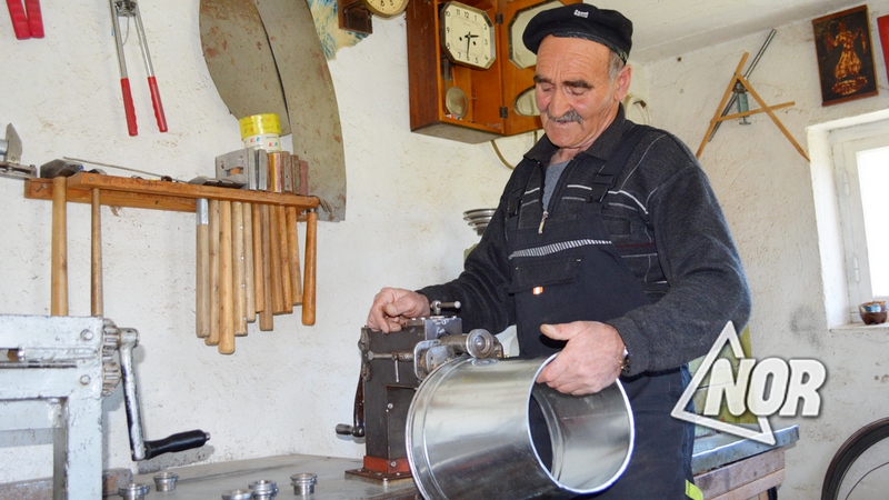 Мастер по жестяным и столярным ремеслом Алексан Вартапетян