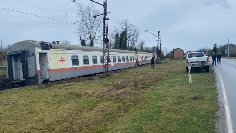 Поезд, следовавший из Озургети в Тбилиси, сошел с рельсов у села Натанеби