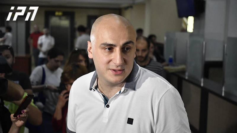 Нику Мелия ударили по голове у избирательного участка в Тбилиси/видео