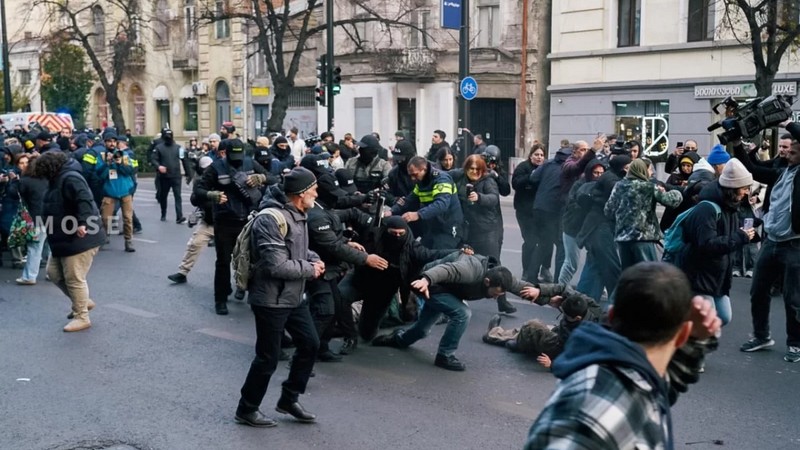 У парламента Грузии произошла стычка между митингующими и полицией