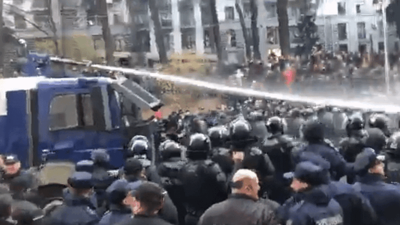 Для разгона протестующих в Тбилиси применили водомет