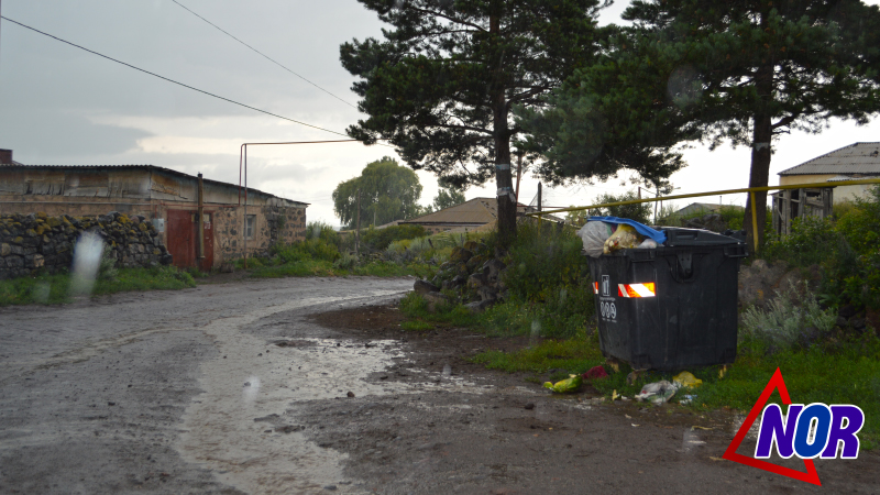 Жители села Кулалис требуют увеличить мусорные урны