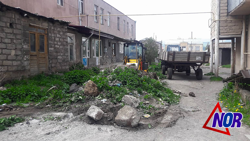 Очищается накопленный строительный мусор в городе Ниноцминда